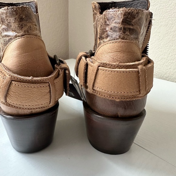 JB Dillon Women's Tan Brown Leather Ankle Boots #JBW1803 Size 7B EUC!
MSRP $229 - Picture 9 of 10